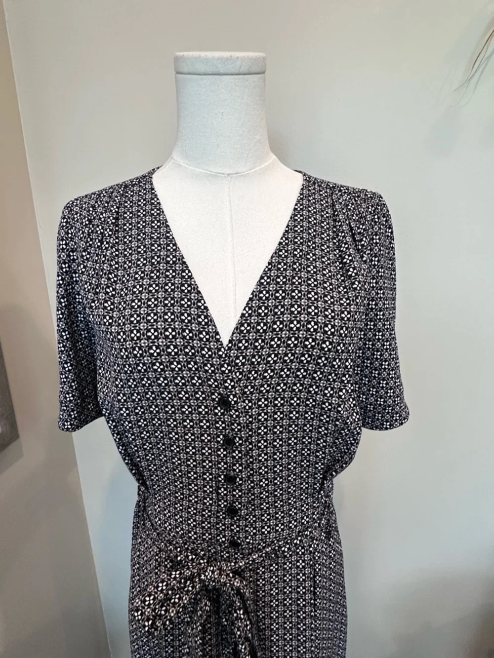 Max Studio Black & White Geometric Spot Print V-Neck Tie Waist Jumpsuit M - Picture 3 of 7